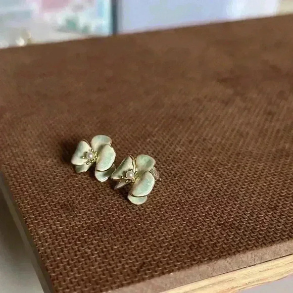 Gradient Phalaenopsis With Pearls Earrings - Picture 1 of 9